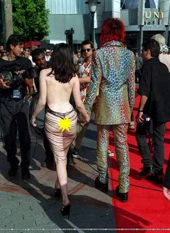 《刑房》首映 超强<em>女星</em>只<em>穿</em>网兜走上红毯(组图