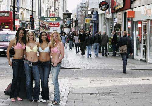 英国<em>乳罩</em>日 女孩<em>走秀</em>--新闻中心