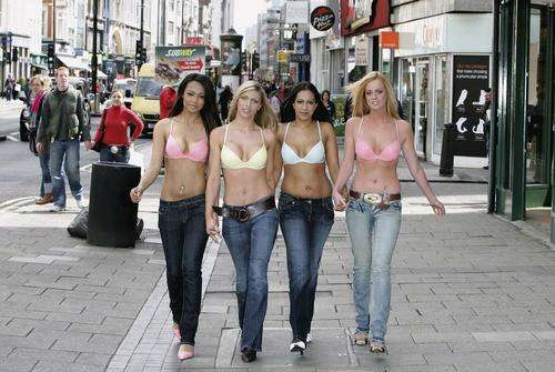 英国<em>乳罩</em>日 女孩走秀--新闻<em>中心</em>