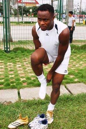 细数中国足坛疯狂外援 图穆舞钞票梅尔坎背心