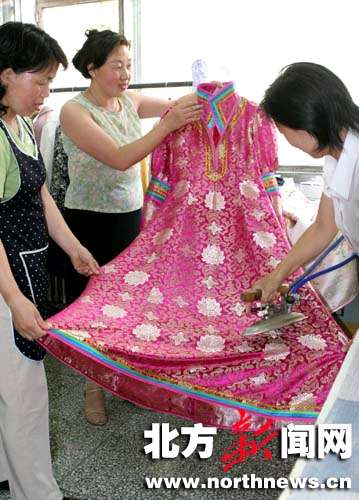 世界第一巨人鲍喜顺结婚礼服制作完成(组图)