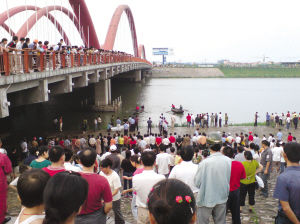 少女轻生心切 3人苦劝仍跳桥身亡(图)--新闻中