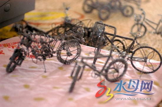 桌子上摆着用铁丝编好的斯太尔