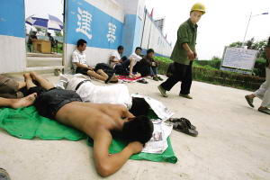 30余农民工堵工地大门讨薪3天无果(图)