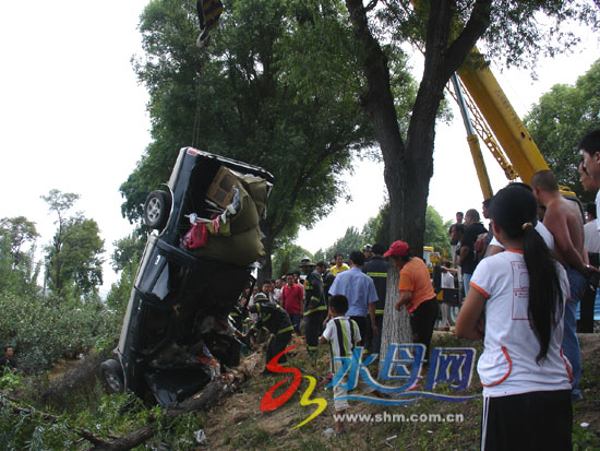 蓬莱车祸现场 何晓波摄胶东在线消息(记者 晓波 通讯员 瑞国 晓锋)14