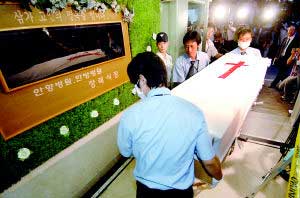 塔利班司令称谈判失败将再杀一韩国人质(图)--