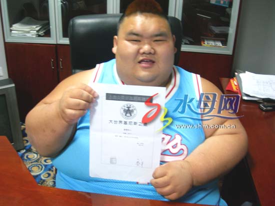 “中国第一胖”要在烟台减肥200斤(组图)