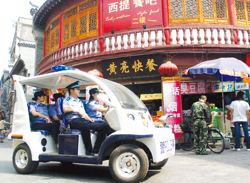 警用电瓶车亮相省城老街巷