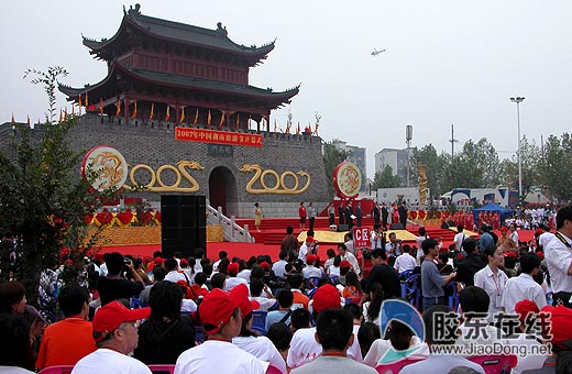 洞庭湖边旅游节开幕 万人岳阳楼前观演(图)