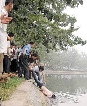 一名女青年不慎落水,因溺水时间较长不幸身亡.