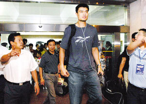 合肥中学生旷课熬夜守候 姚明机场冷拒签名(图