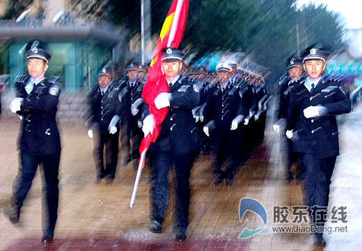 烟台港公安局举行庆国庆升旗仪式(图)