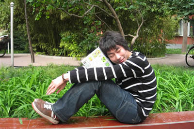 大学男生恶搞美女广告