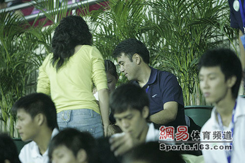 澳门日籍主帅与3<em>酒店</em>小姐看比赛 球员无奈--