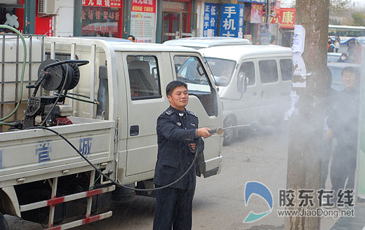 莱山区建管局引进设备 专门清理野广告(图)