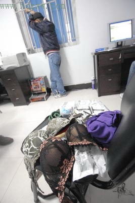 <em>40岁</em>男子穿<em>胸罩</em>伪装妇女混进大学偷车(图)--新