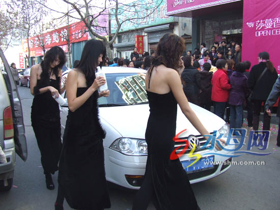 美容院开业 冻人促销(图)