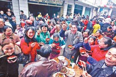 重庆老街上演"百家宴 2000人吃流水席(图)