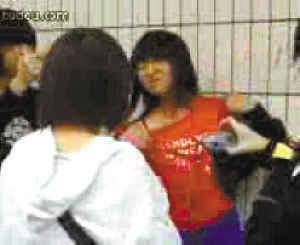 <em>女生</em>被同学围殴脱衣 <em>男生</em>怂恿并拍视频上传--校