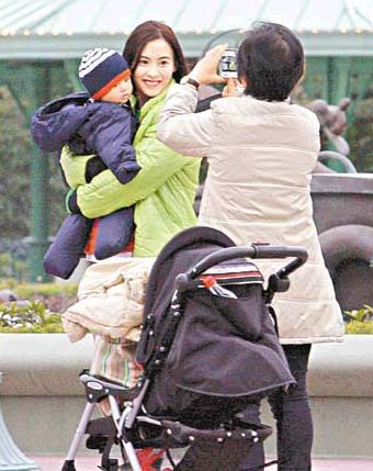 张柏芝驾50万新车 带儿子lucas畅游迪斯尼(图)