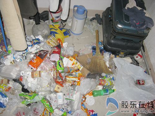 忙回家不搞卫生 某大学宿舍垃圾堆成山(图)图片