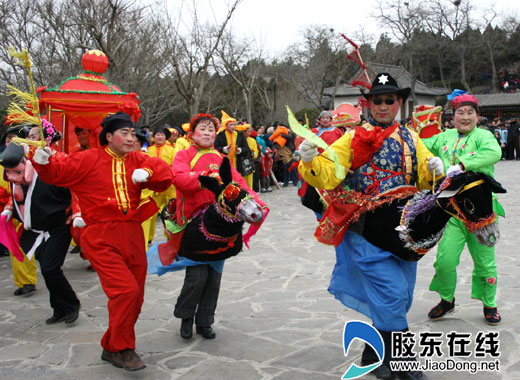 蓬莱阁街道秧歌队表演的传统胶东大秧歌