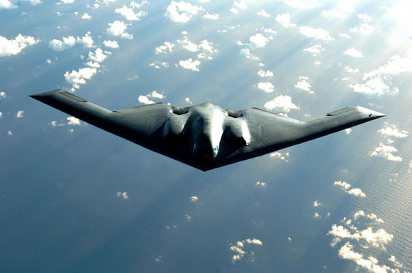 美国空军一架b2隐形轰炸机在关岛基地坠毁