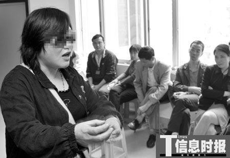 十余女子怒砸涉外婚介所 有人扬言跳楼自杀(图