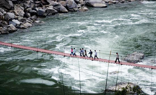 云南怒江首座爱心桥竣工 孩子不用溜索上学