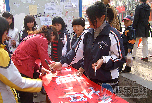 大学生志愿服务队走上街头清理白色垃圾和杂物