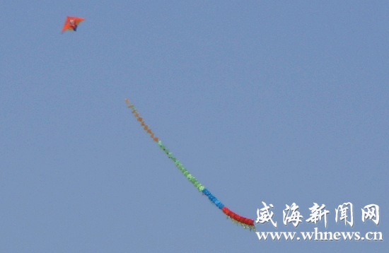 60米飞蜈蚣吸引市民(图)
