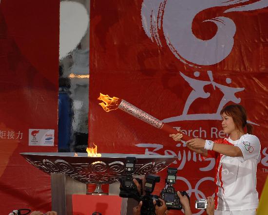 图文-北京奥运圣火在曼谷传递 末棒点燃圣火盆