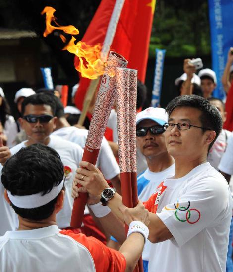 图文-奥运圣火在印尼雅加达传递 火炬手目光炯炯