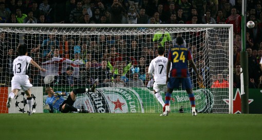 冠军杯-C罗失点球 巴萨全场狂攻平曼联(图)