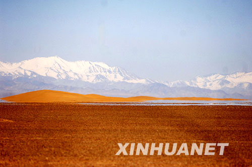 祁连山下戈壁滩上出现海市蜃楼奇观(图)