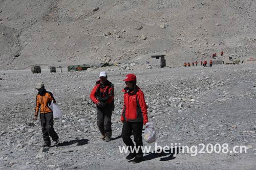 五一劳动节特别行动:珠峰大本营集体捡垃圾-五