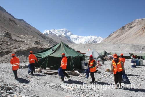 五一劳动节特别行动:珠峰大本营集体捡垃圾-五