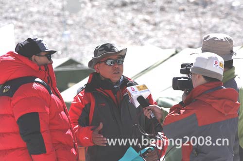 五一劳动节特别行动:珠峰大本营集体捡垃圾-五