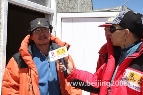 五一劳动节特别行动:珠峰大本营集体捡垃圾