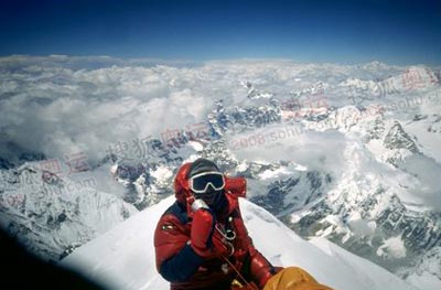 著名登山家李致新在1988年中日尼三国珠穆朗玛双跨中成功登顶