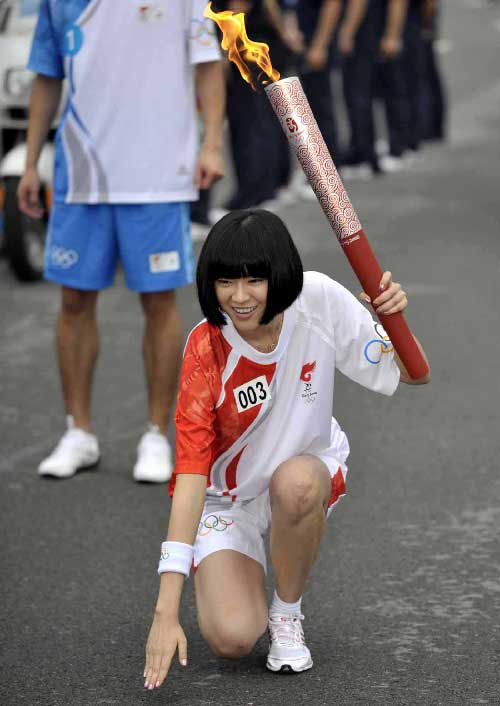 美女火炬手起跑前下跪亲吻广州大地