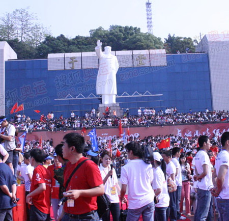 福州五一广场人潮涌敲响腰鼓锣鼓迎圣火