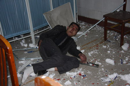 杀人疑犯与警方对峙2小时后从12楼楼顶摔下(图)