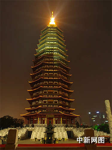 中国第一高塔天宁寺化身巨烛 为民祈福(图)