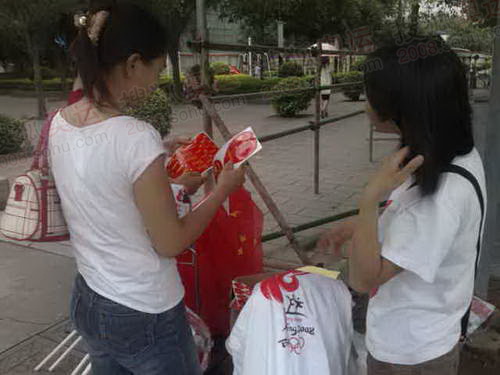 商贩一路追着圣火卖国旗 要随圣火看中国-商贩