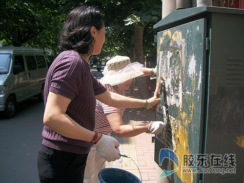 幸福居民清理野广告 扮靓新烟台