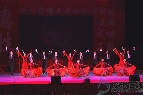 美国杨柏翰舞蹈团来烟刮集体舞“旋风”(图)