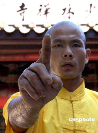 的南少林寺,少林武僧释理亮为在场的媒体与观众们表演了"一指禅"绝技