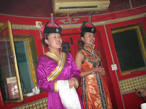 蒙古族歌手唱起嘹亮动听的歌曲