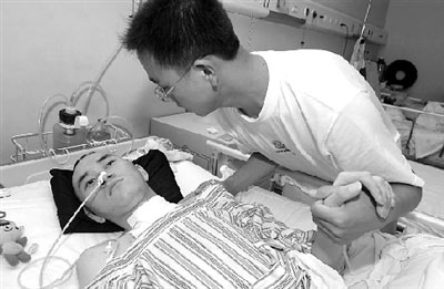 弟弟被人打成重伤 哥哥欲卖5年劳力为弟治病